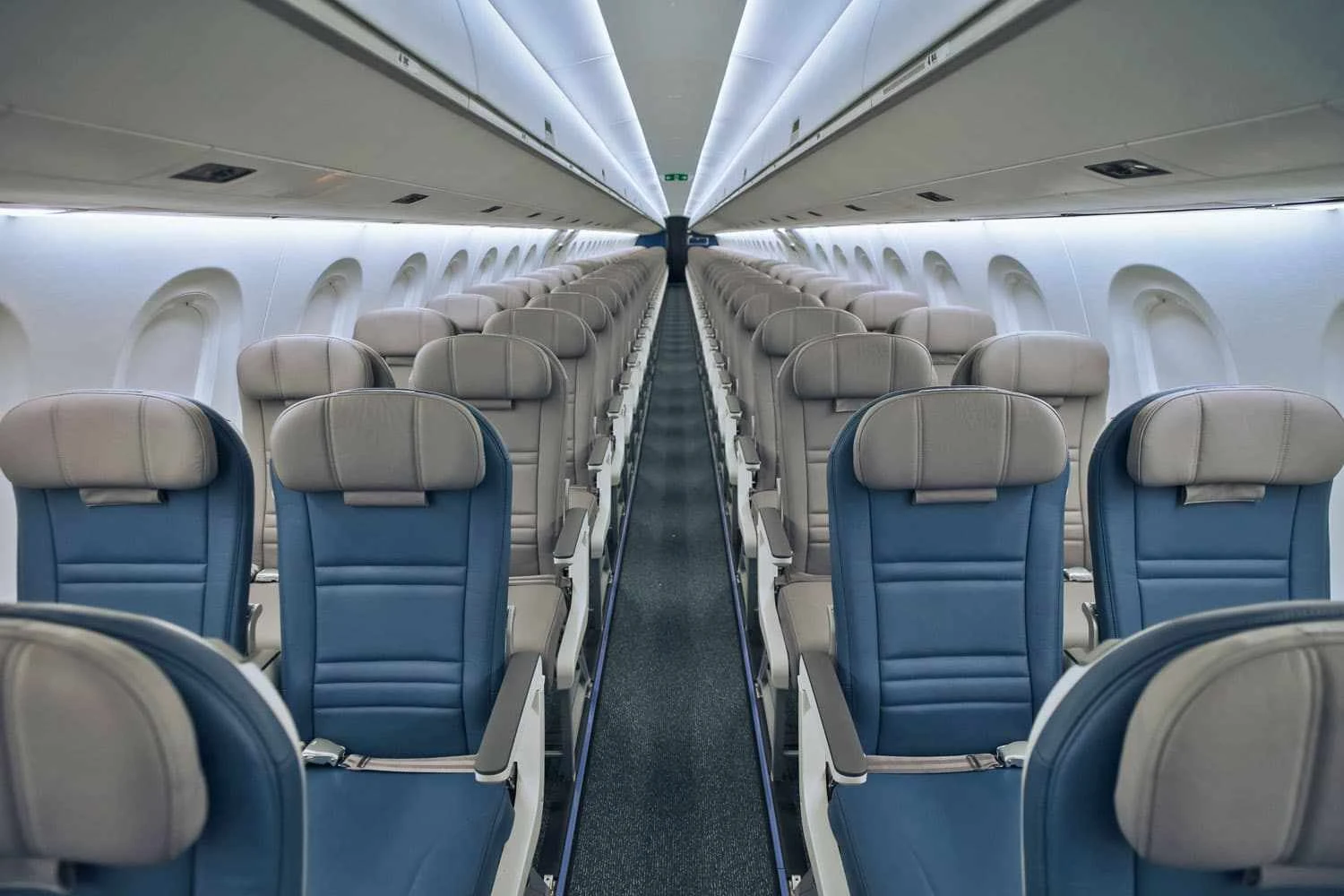 Interior de um E195-E2 configurado para voos comerciais