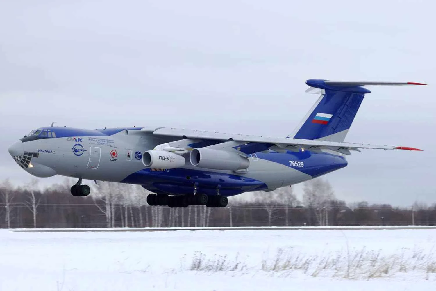 O motor PD-8 na asa esquerda do Il-76LL (Rostec)