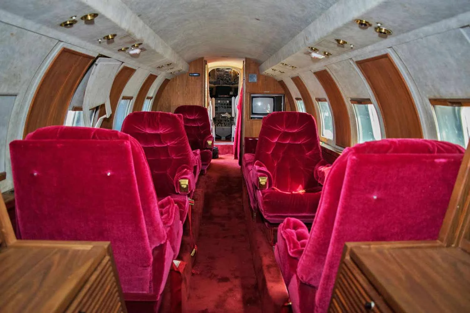 The Hound Dog II cabin (Mean Auctions)