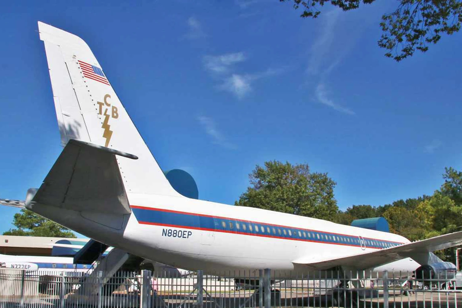 The Jetstar "Hound Dog I" and the Convair 880 in Graceland (Steve Knight/CC)