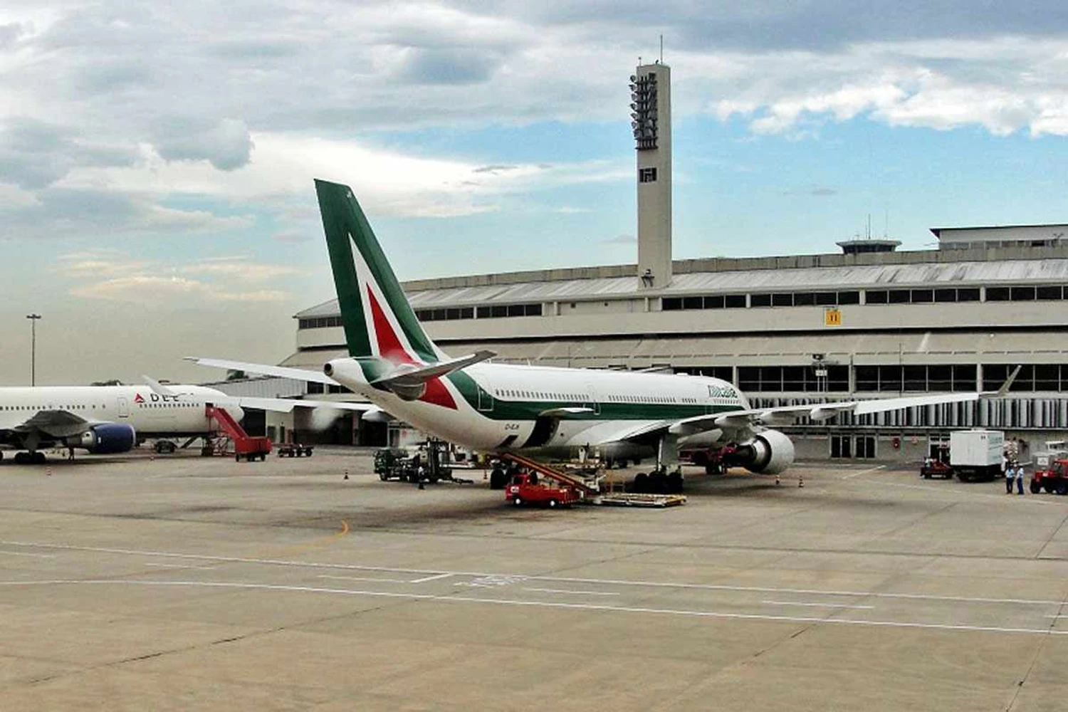 Alitalia A330 at Galeao Airport (Vinoth Thambidurai)