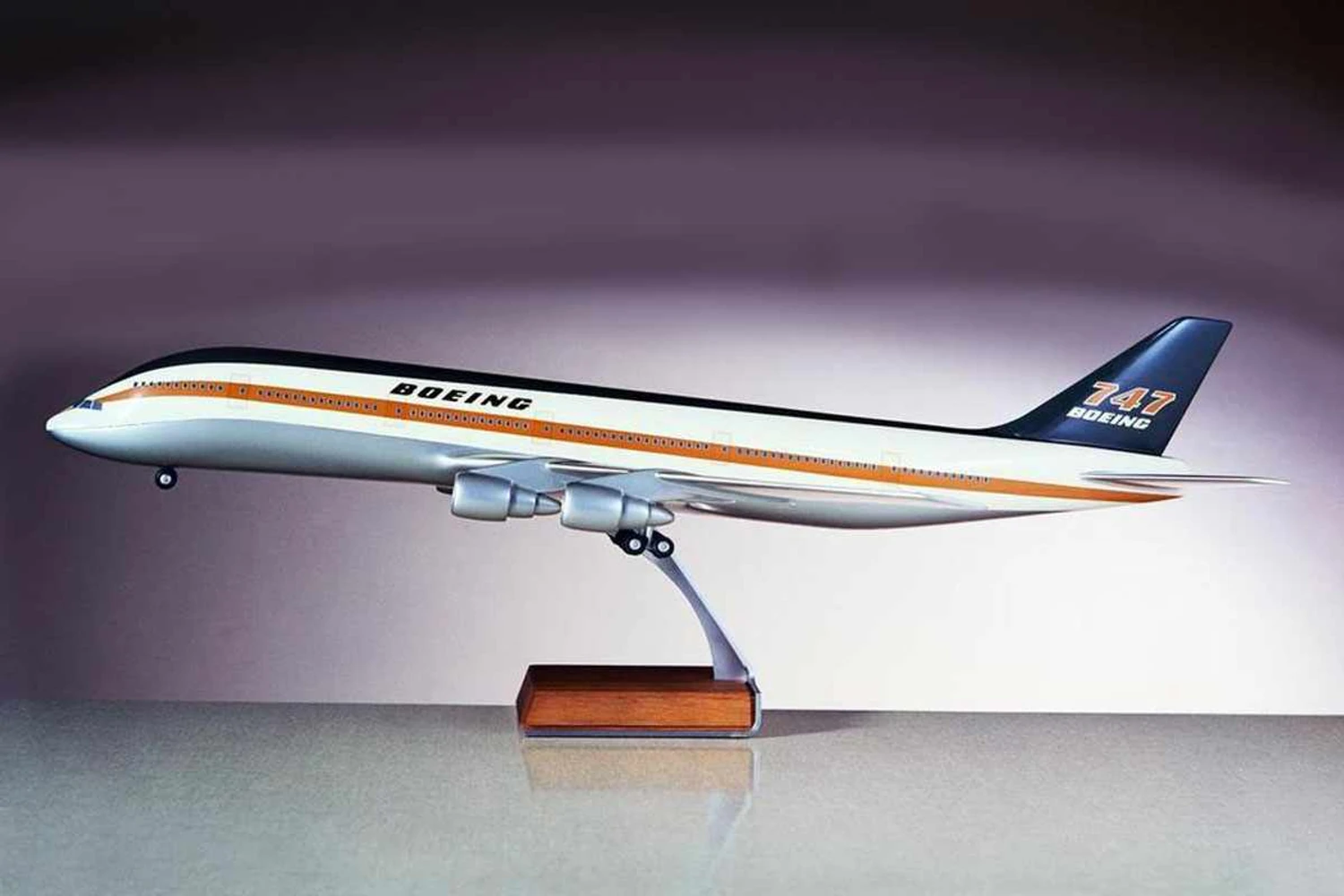 Em vez de dois pisos, apenas uma cabine e o cockpit colocado num nível abaixo (Boeing)