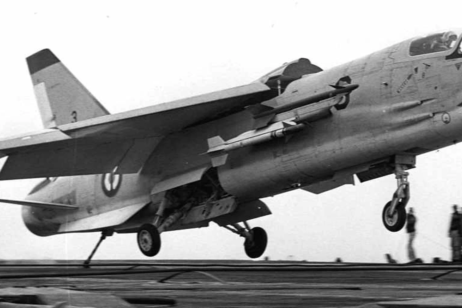 F-8 Crusader da Marinha da França; caça da Vought era o mais apropriado para as dimensões do Foch (Marine Nationale)