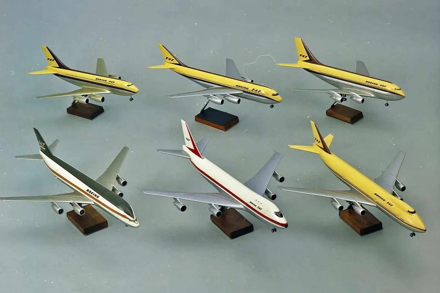 Maquetes que mostram algumas das configurações estudadas pela fabricante (Boeing)