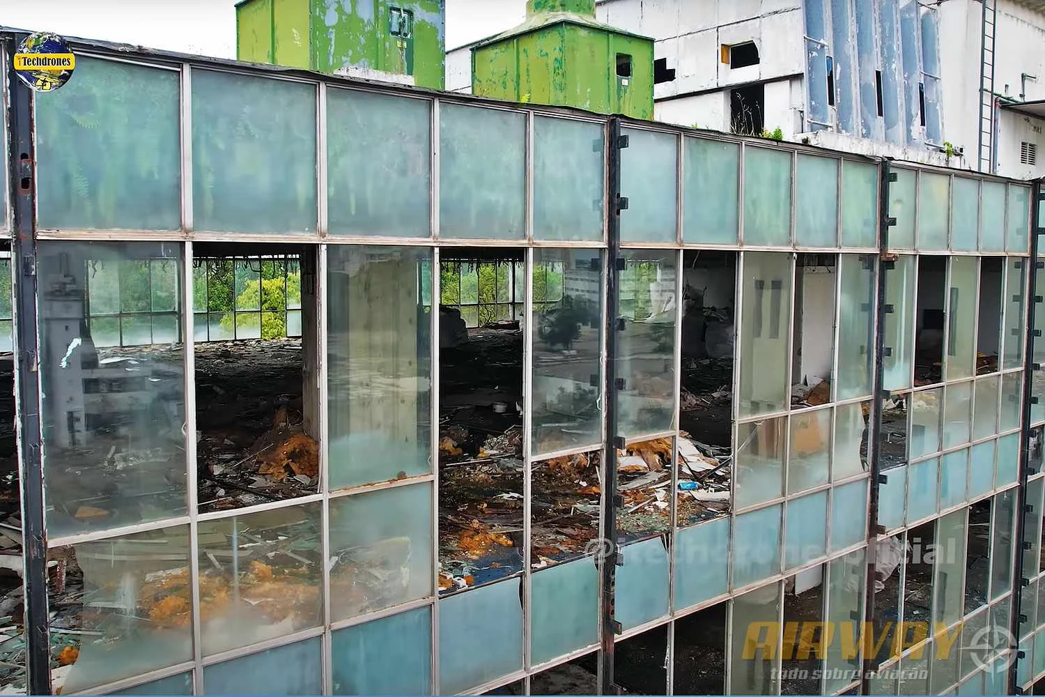 No interior da sede apenas entulho (iTechdrones)
