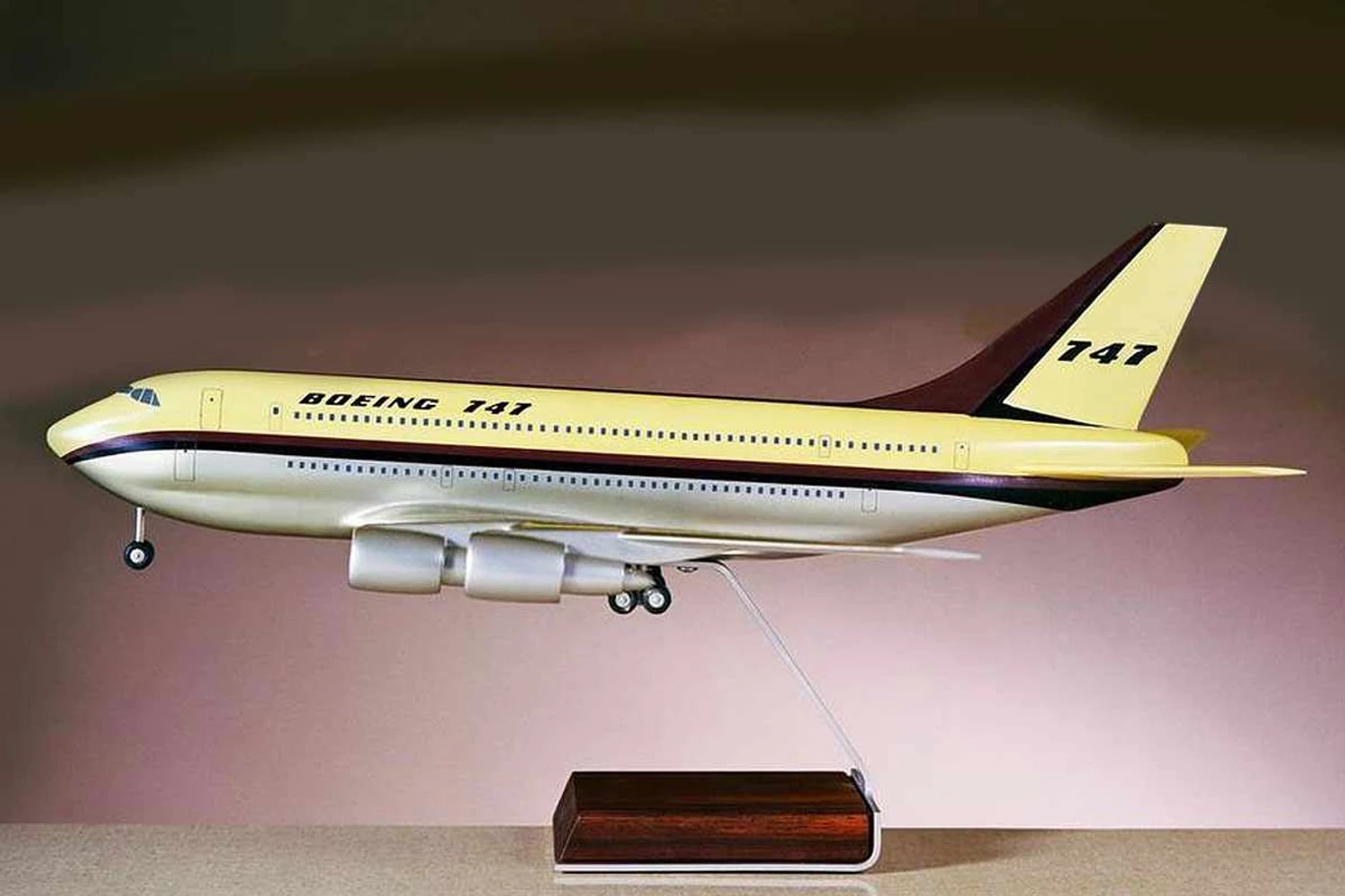 O 747 de dois andares e fuselagem compacta (Boeing)