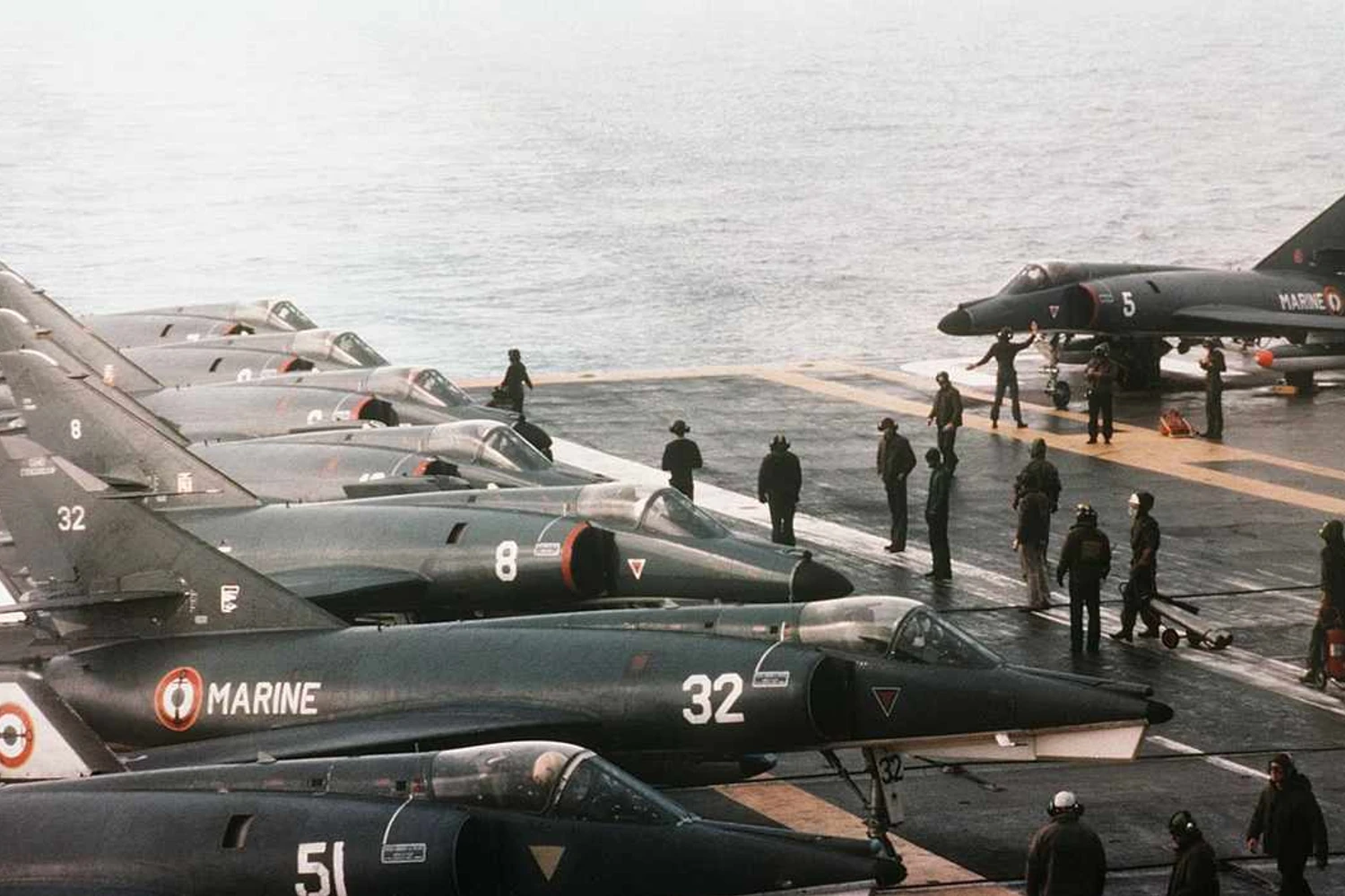 Seis jatos Super Étendard e dois Étendard a bordo do Foch (Marine Nationale)