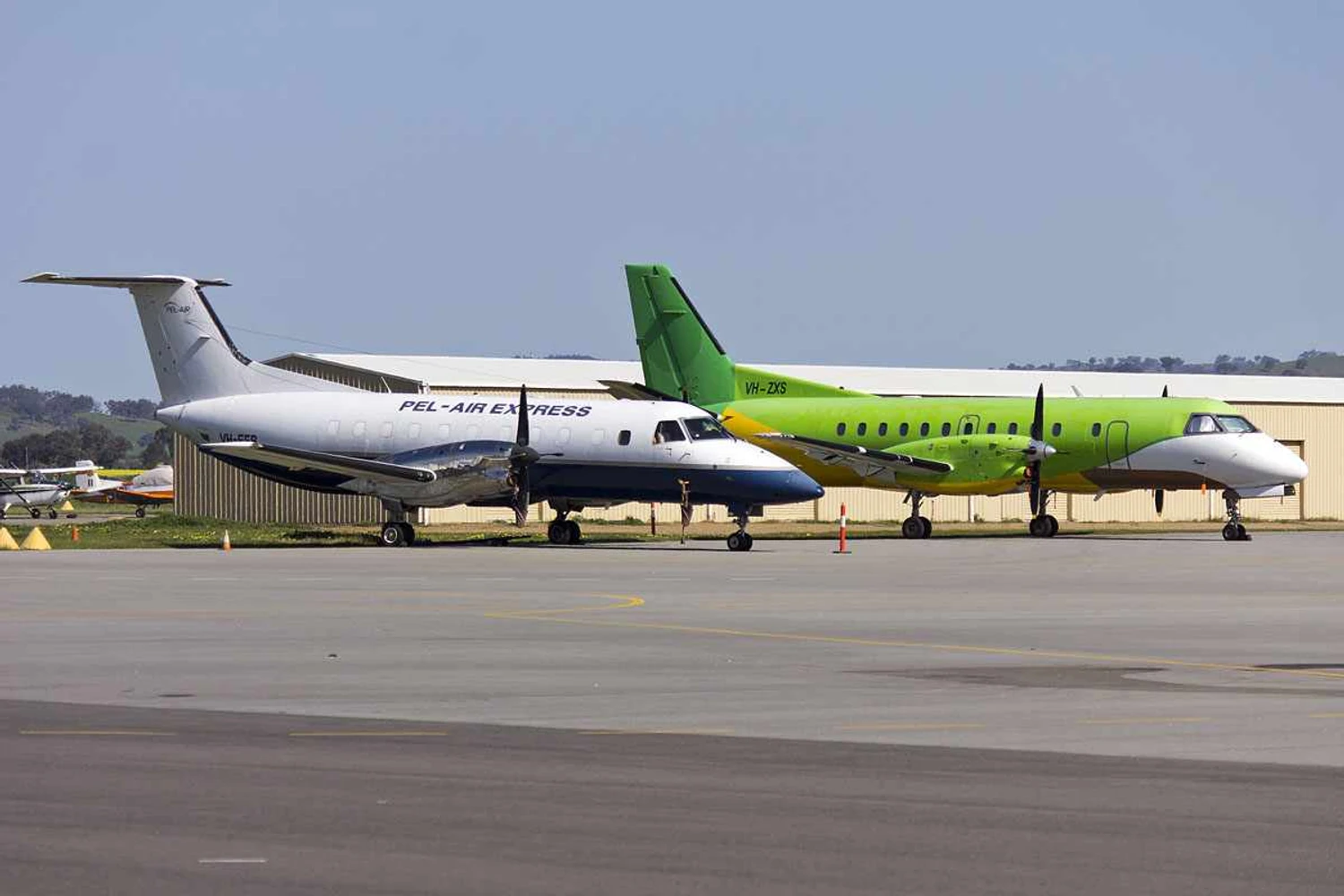 Um EMB 120 e um Saab 340: embora parecidos, o avião brasileiro era mais veloz e o sueco, mais espaçoso (Bidgee)