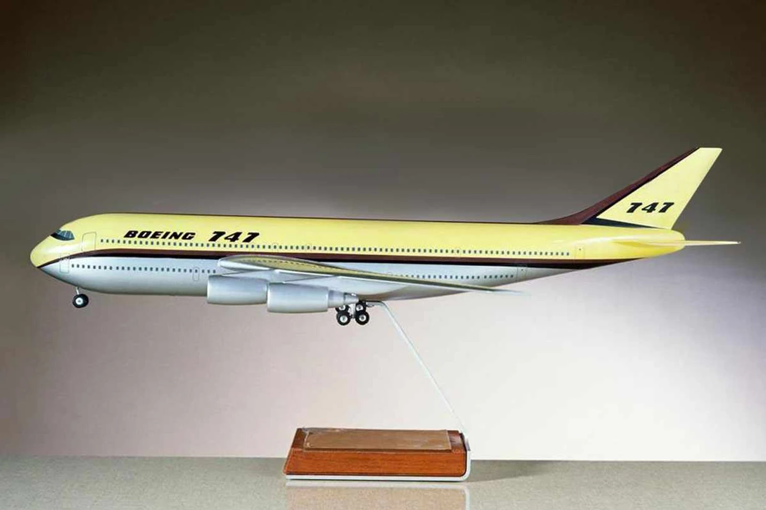 Uma alternativa mais longa e com asa colocada à meia altura (Boeing)