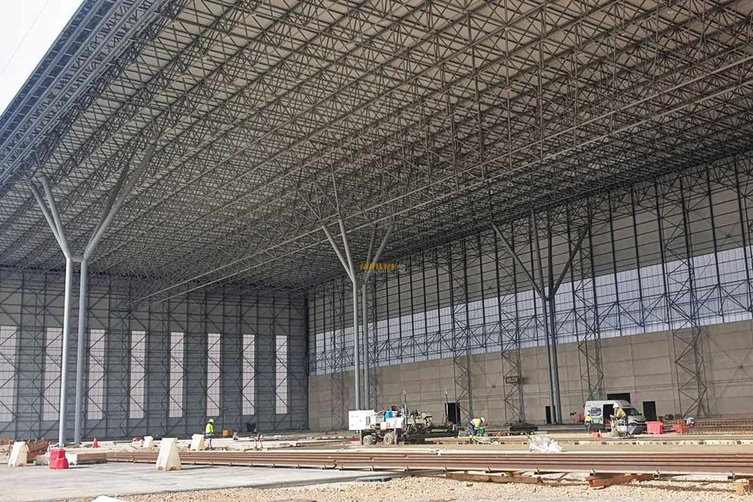 A obra do hangar será concluída em março com a instalação de portas com 184 metros de largura (AT)