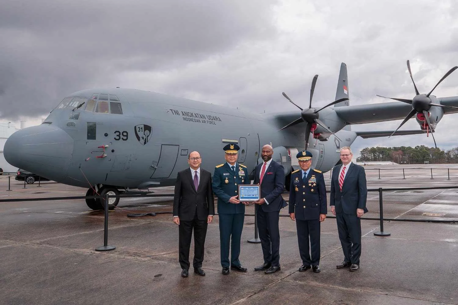 Comitiva da Força Aérea da Indonésia recebe o primeiro C-130J (IDAF)