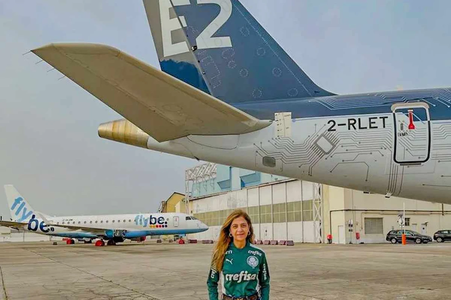 Leila Pereira foi até as instalações da Embraer em Portugal conhecer o avião (Redes sociais)