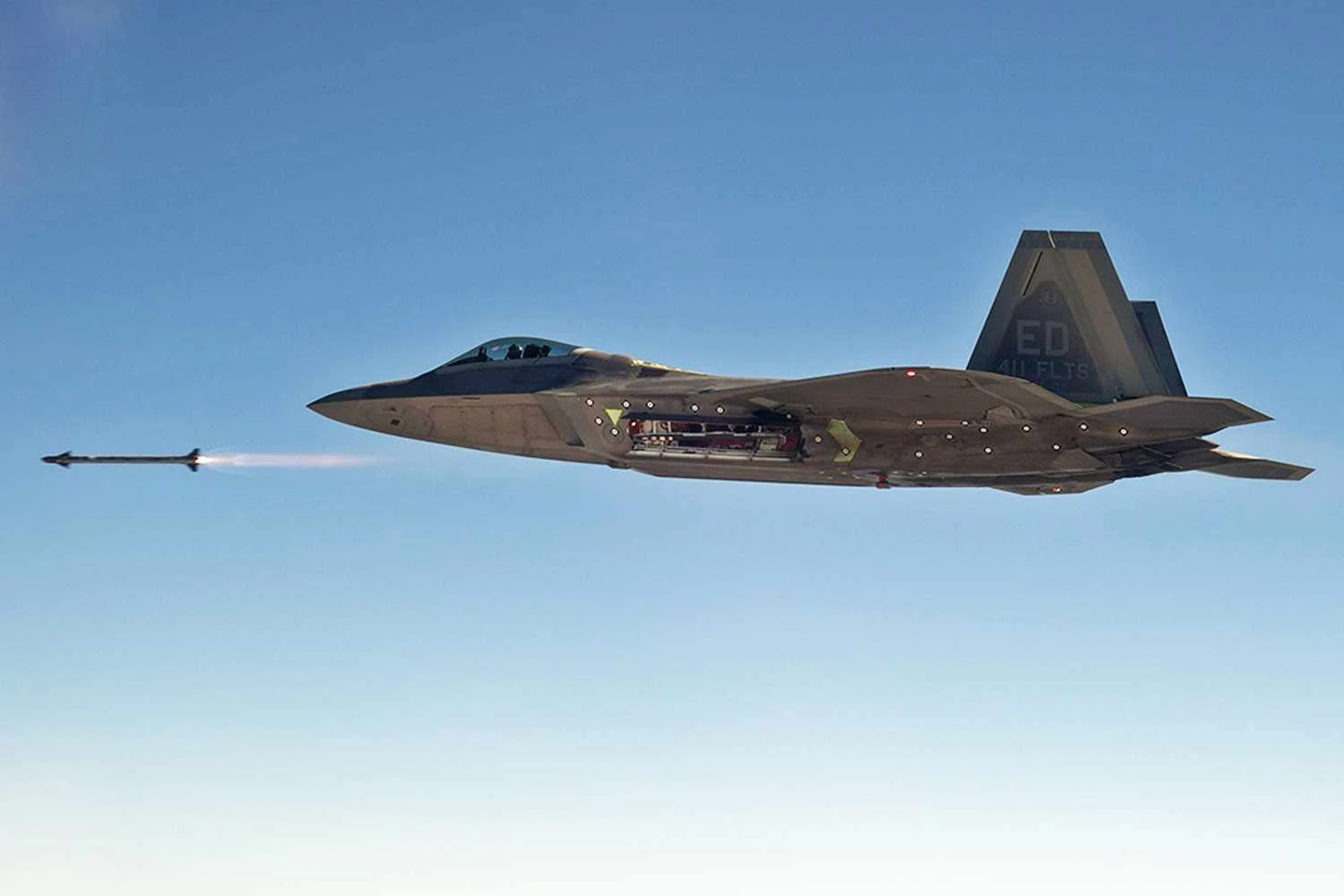 O abate do balão chinês exigiu o uso de um oneroso aparato militar, com aviões de vigilância e caças F-22 (USAF)