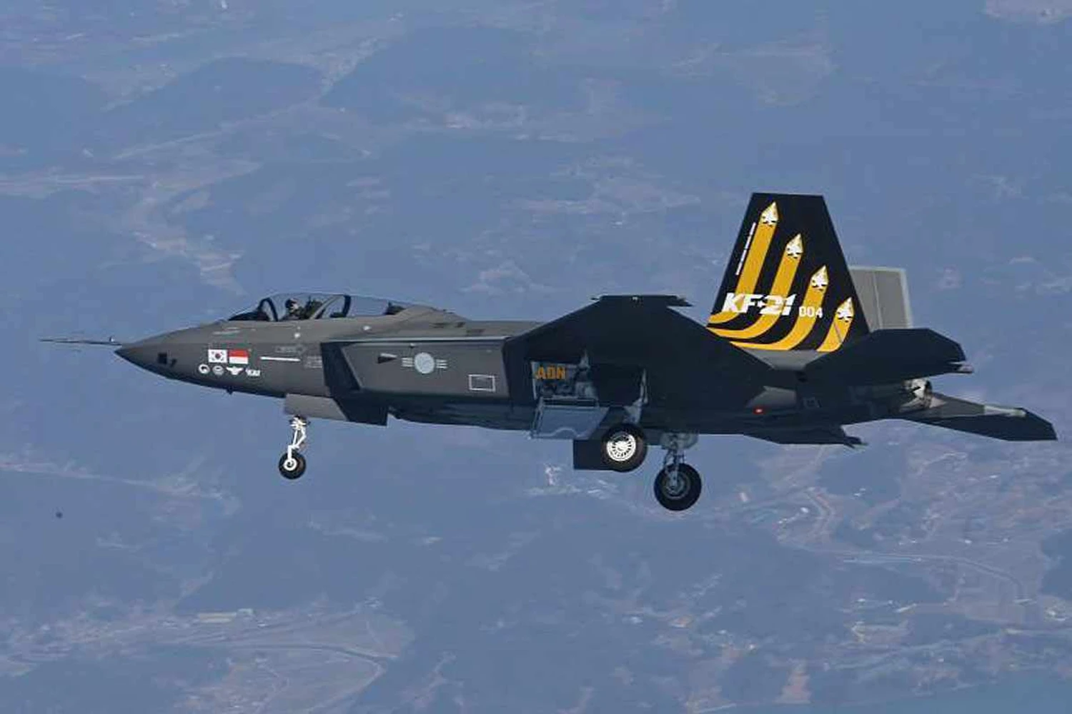 O KF-21 de dois lugares em voo