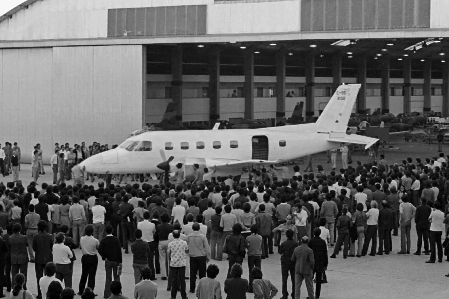 O primeiro Bandeirante foi entregue pela Embraer em 9 de fevereiro de 1973 para a FAB (Embraer)