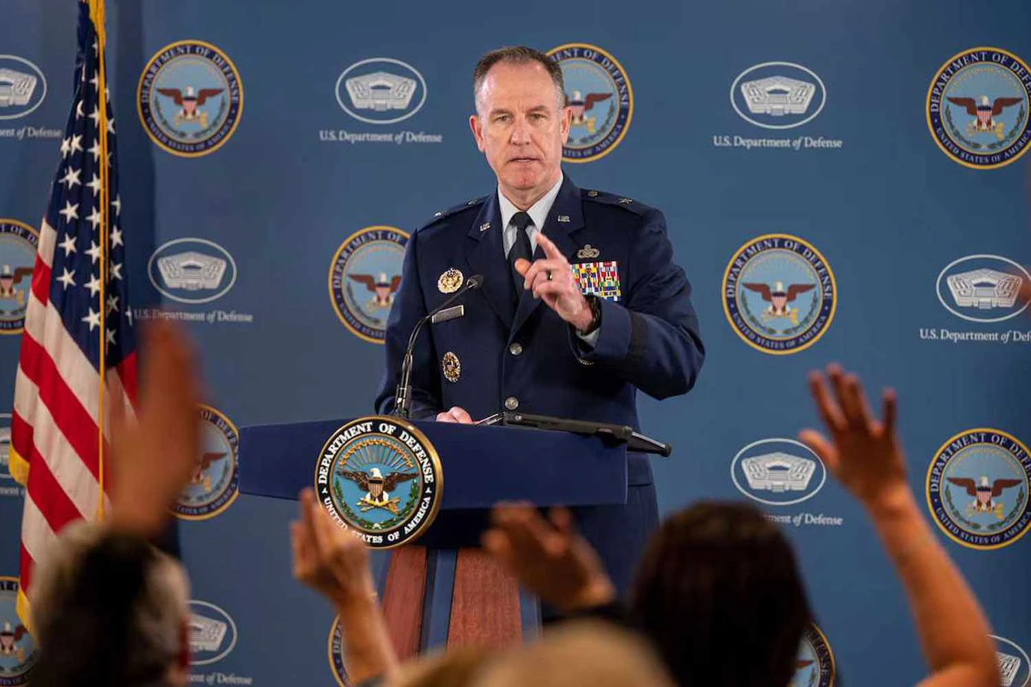 Secretário de imprensa da Força Aérea dos EUA  Brig. Gen. Pat Ryder (DoD)