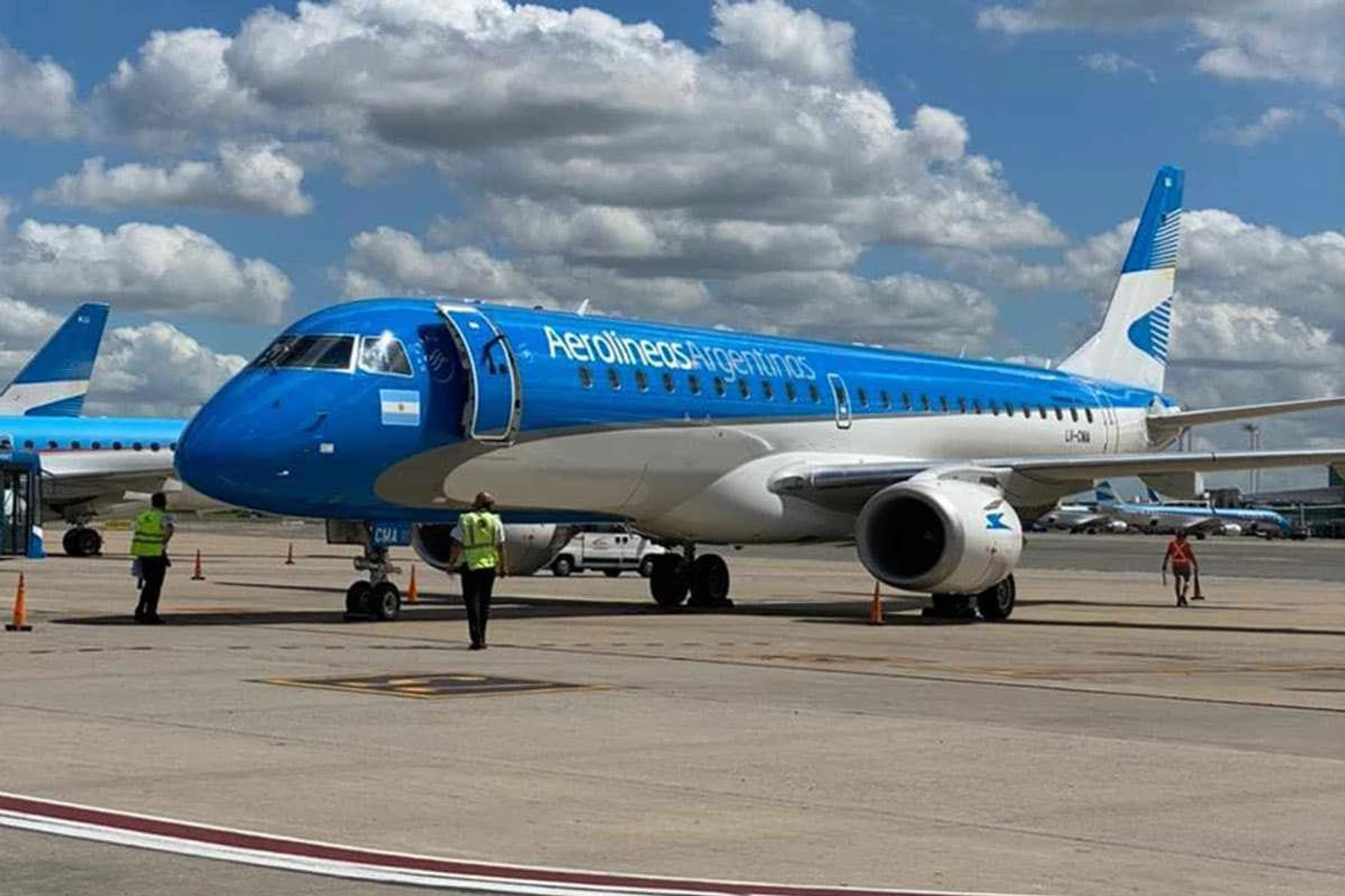 Um dos E190 que operam na Aerolineas