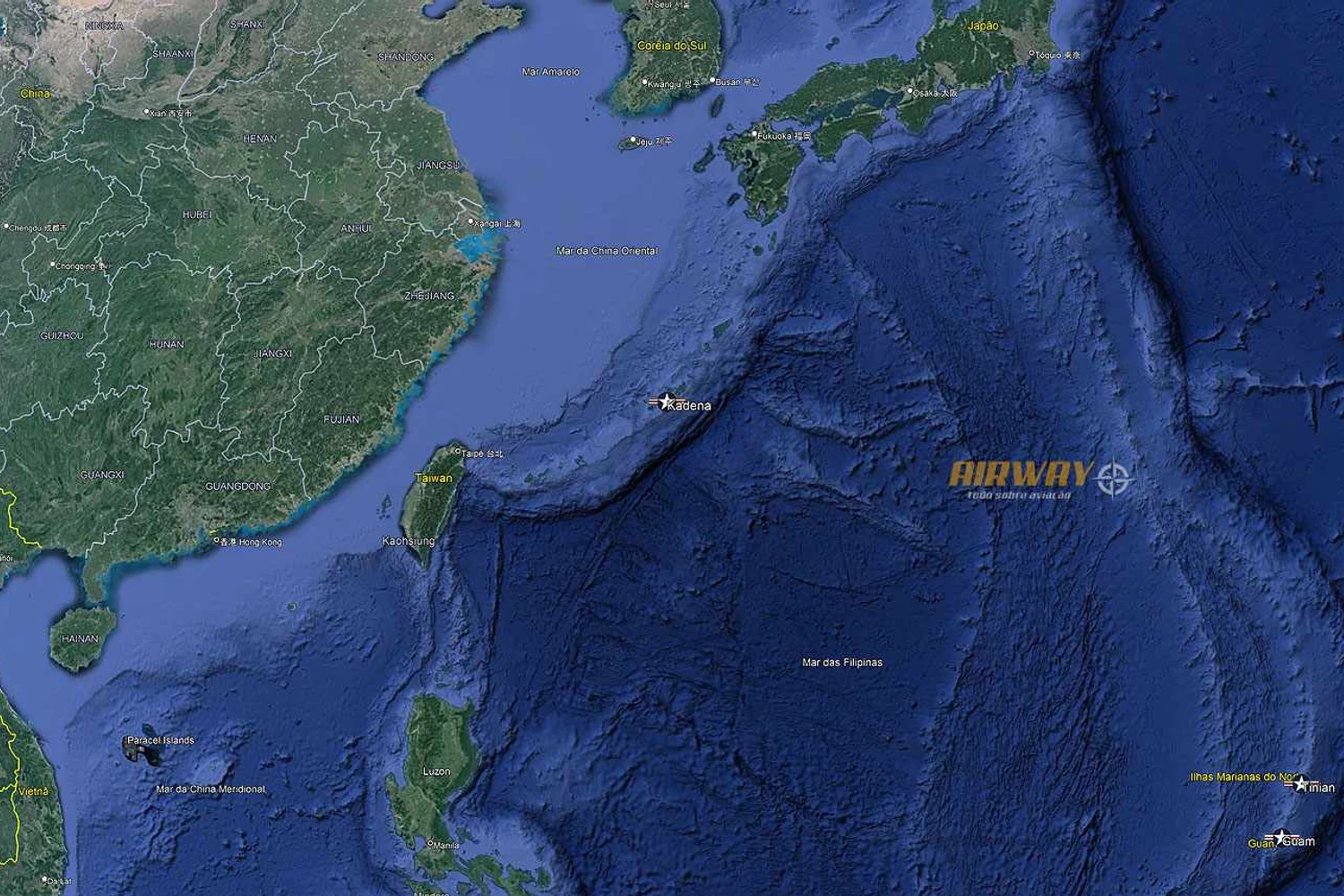 Á direita a ilha de Tinian, nas Marianas do Norte (Google Earth)