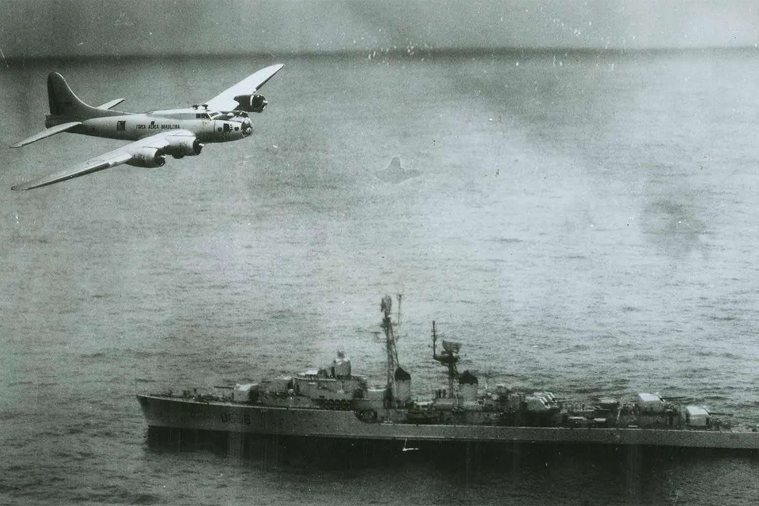 B-17 da FAB voando próximo do navio francês Tartu, durante a "Guerra da Lagosta"