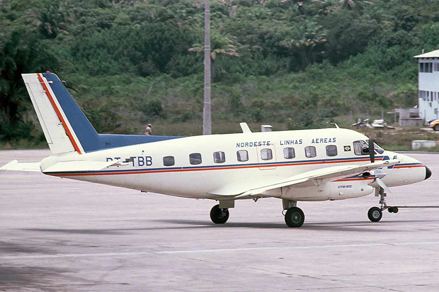 Ex-Transbrasil, o PT-TBB foi o segundo Embraer Bandeirante na frota da Nordeste (Vito Cedrini)