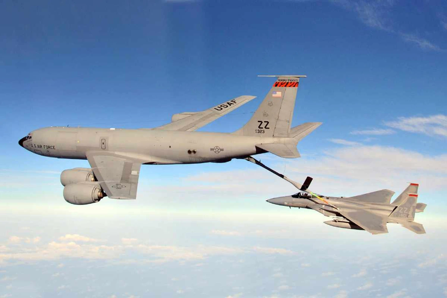 KC-135 Stratotanker abastecendo em voo um caça F-15 Eagle (USAF)