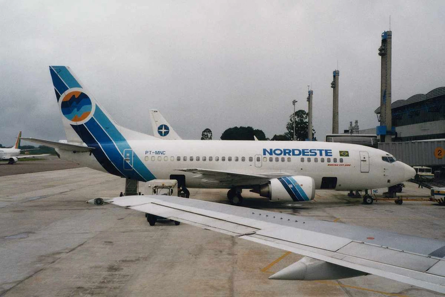 Nordeste_Linhas_Aereas_Boeing_737-548_PT-MNC_(24164333206)
