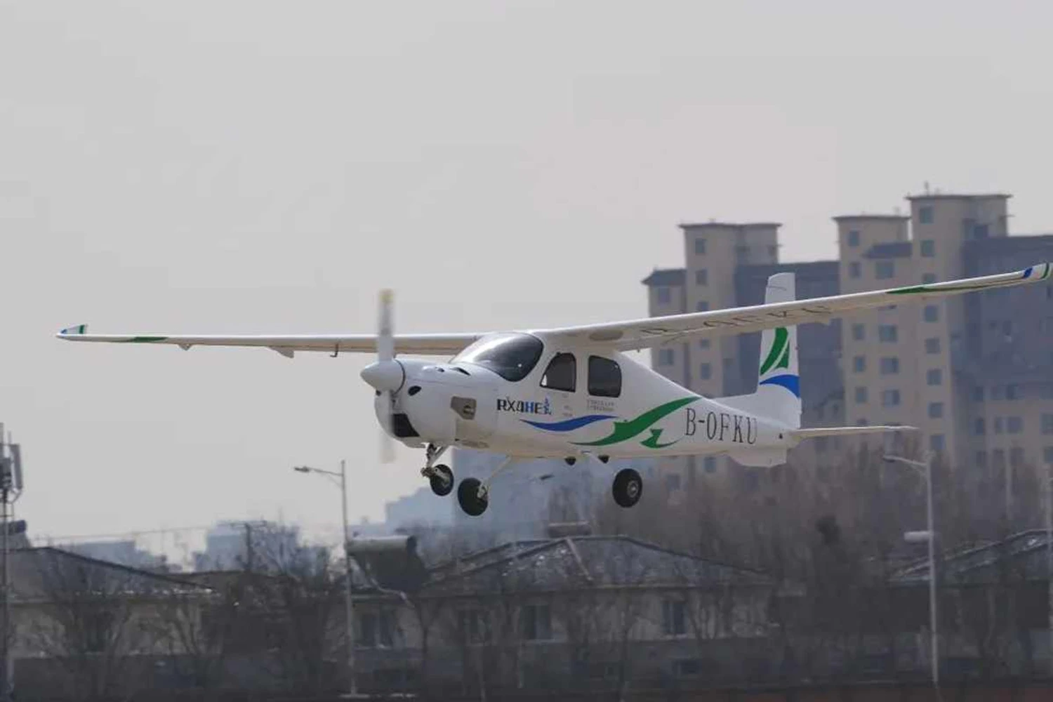 Avião chinês com motor a hidrogênio completa primeiro voo