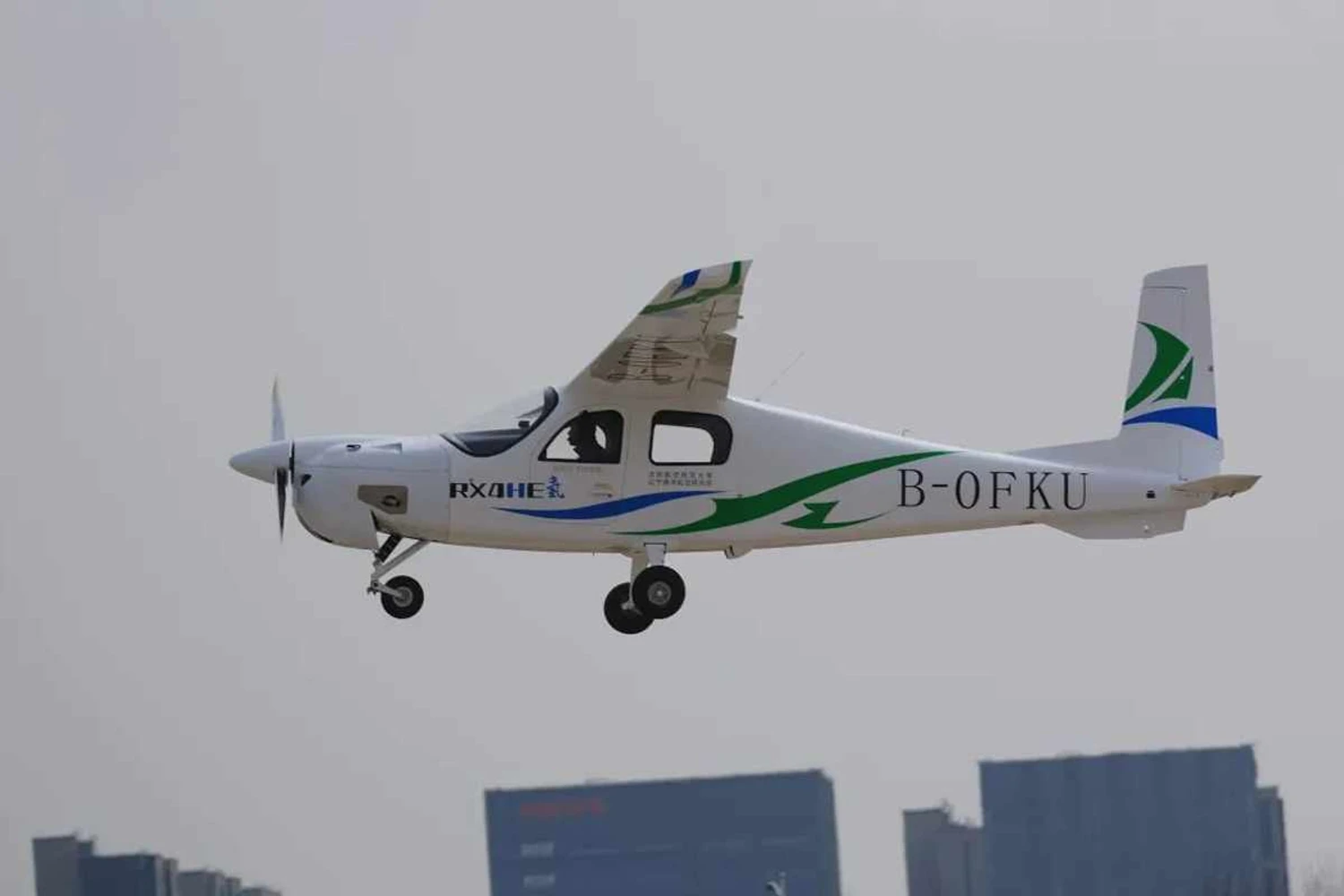 O protótipo movido a hidrogênio é baseado no avião elétrico RX4e, para quatro ocupantes (Divulgação)