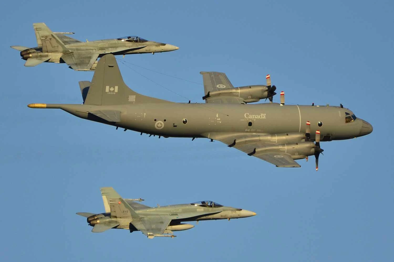 Caças CF-18 do Canadá em um CP-140 Aurora