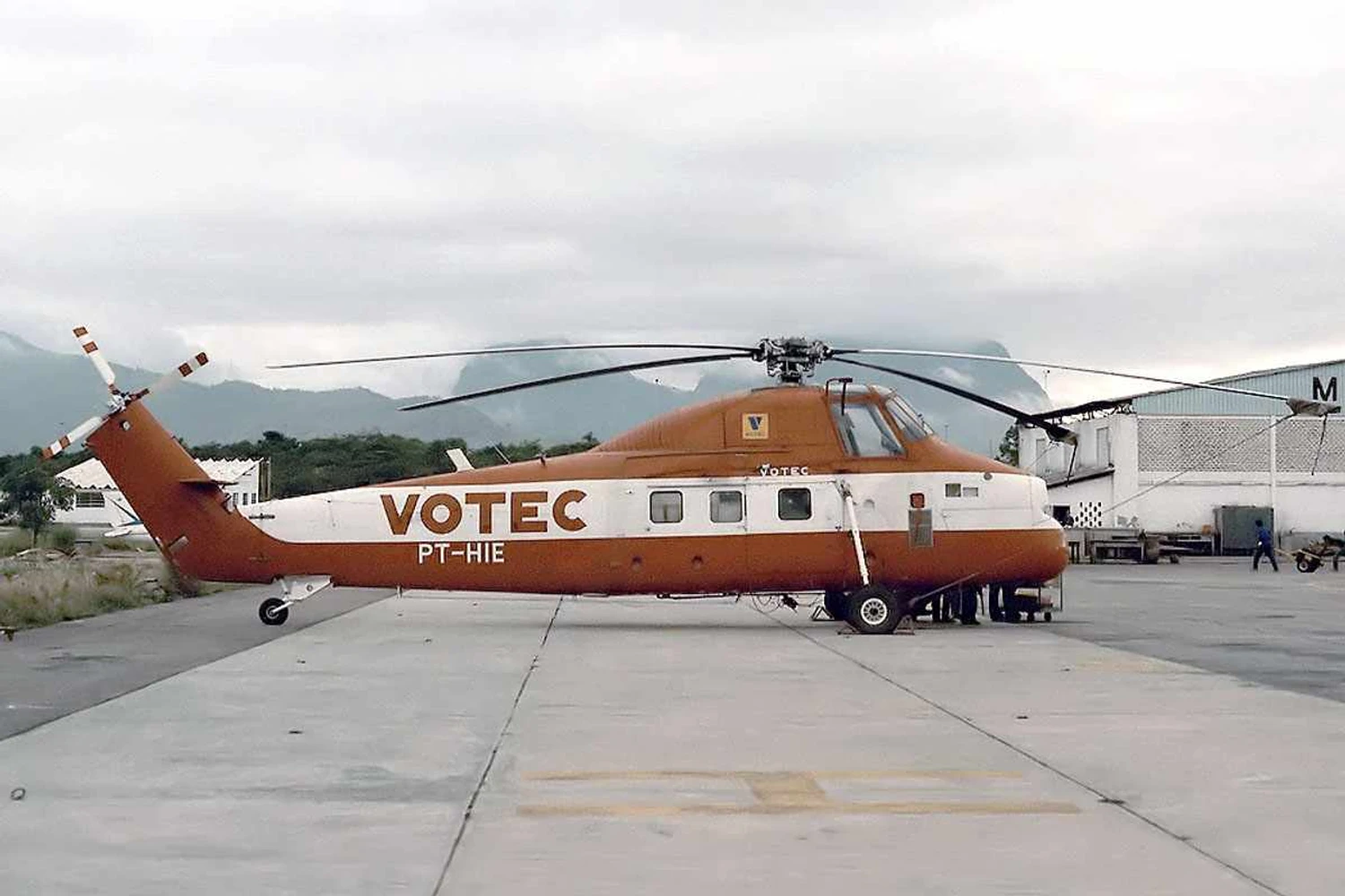 Sikorsky S-58ET, o "Lagostão" da VOTEC, servia em operações offshore (Pedro Aragão/Creative Commons)