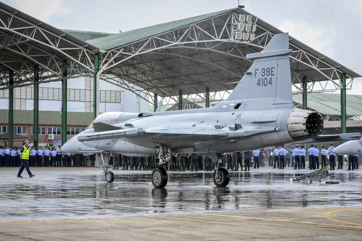 A FAB tem uma encomenda de 36 ca&ccedil;as Gripen