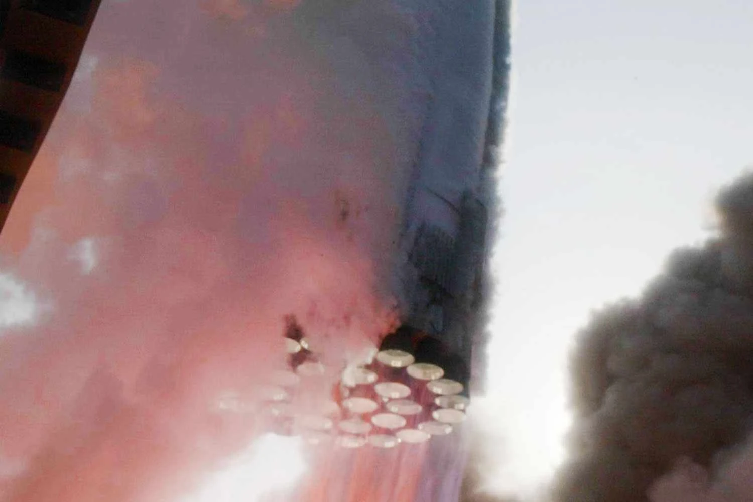 Alguns dos 33 motores Raptor falharam durante o voo (SpaceX)