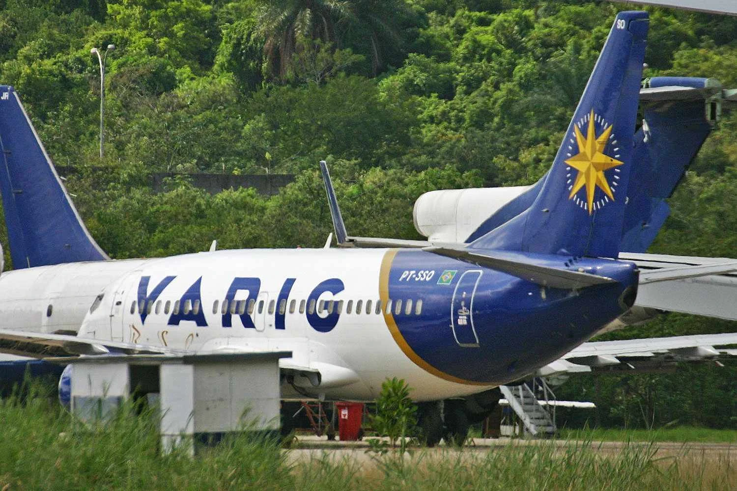 Boeing 737 PT-SSO, que recebeu uma pintura especial com a logomarca da Varig em destaque (Aeroprints)