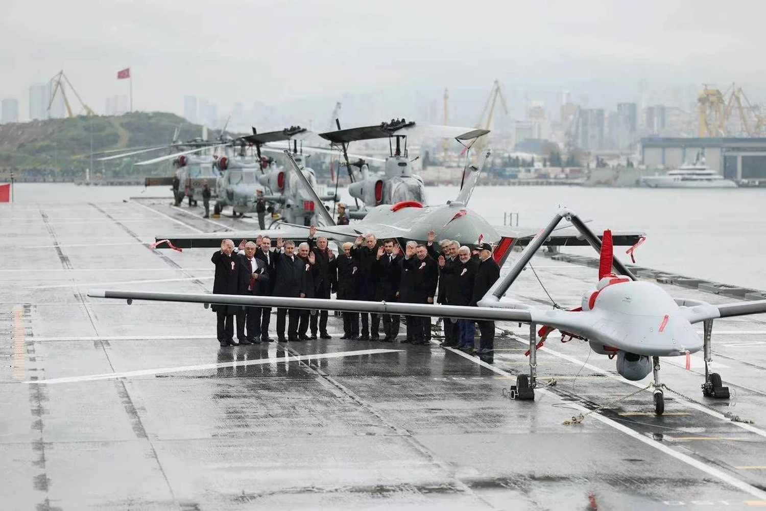 Drones Bayraktar e Kizilelma à mostra no convés de voo do TCG Anadolu (Divulgação)
