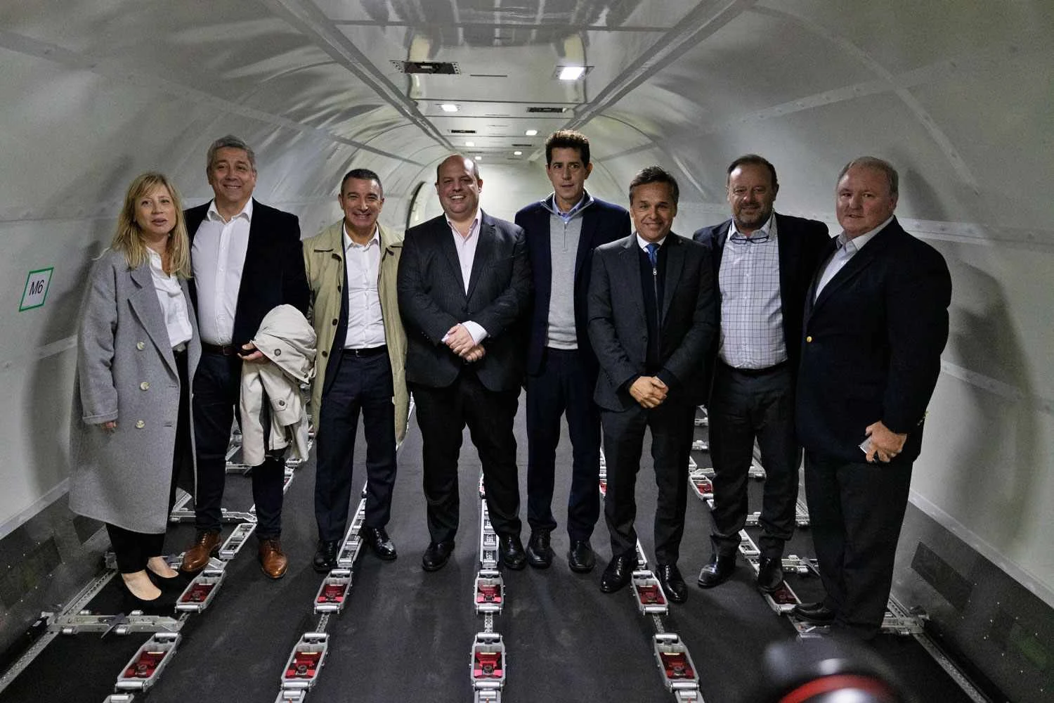 Integrantes da companhia e do governo dentro do compartimento principal de carga (AA)