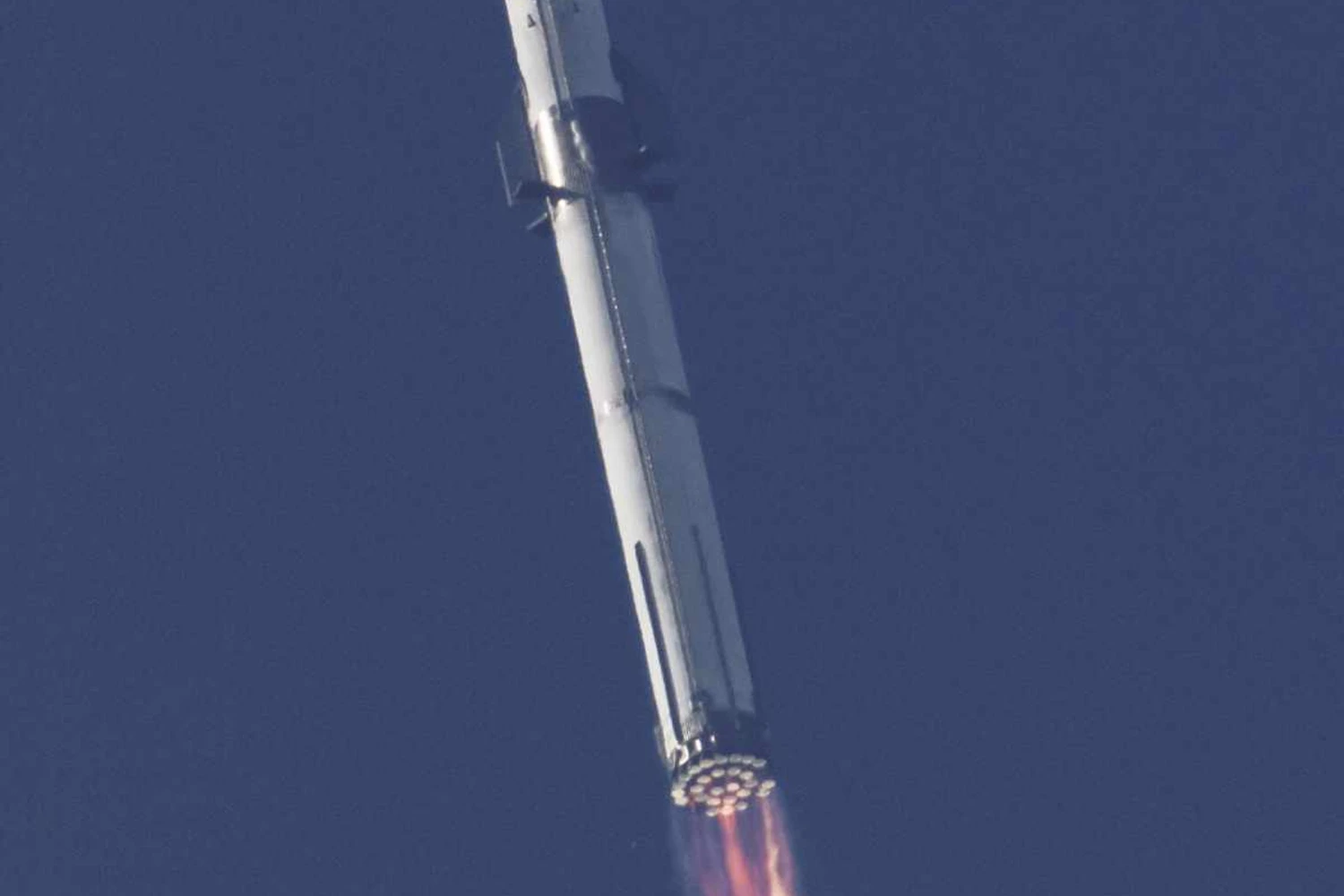 Maior nave espacial da história: o conjunto com o Starship e o foguete Super Heavy mede 120 metros de comprimento (SpaceX)
