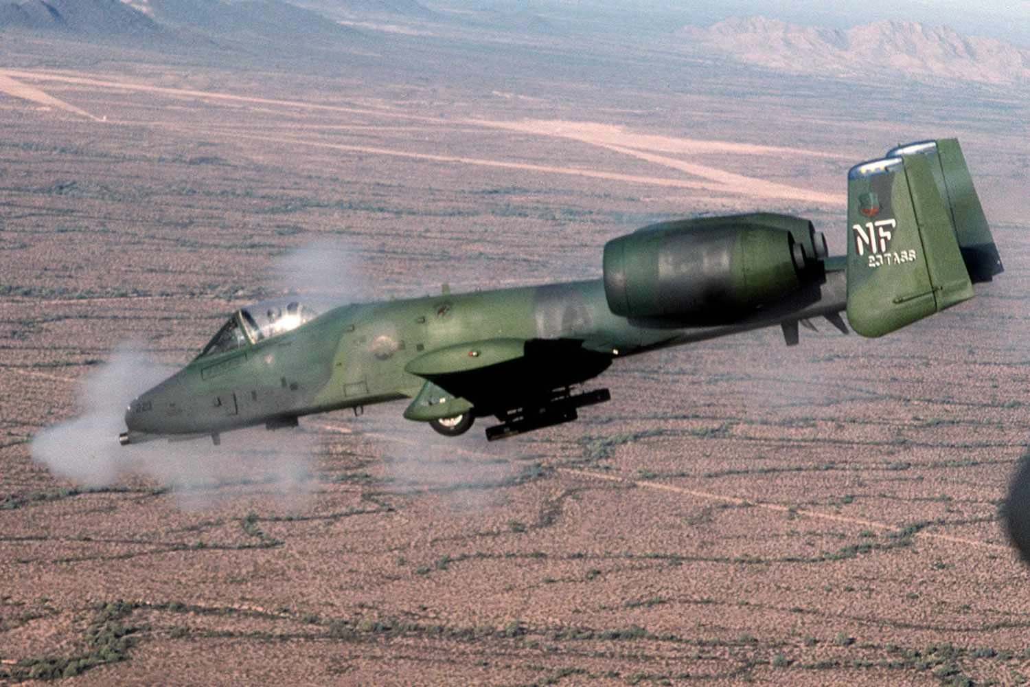 O canhão de 30 mm sendo utilizado (USAF)