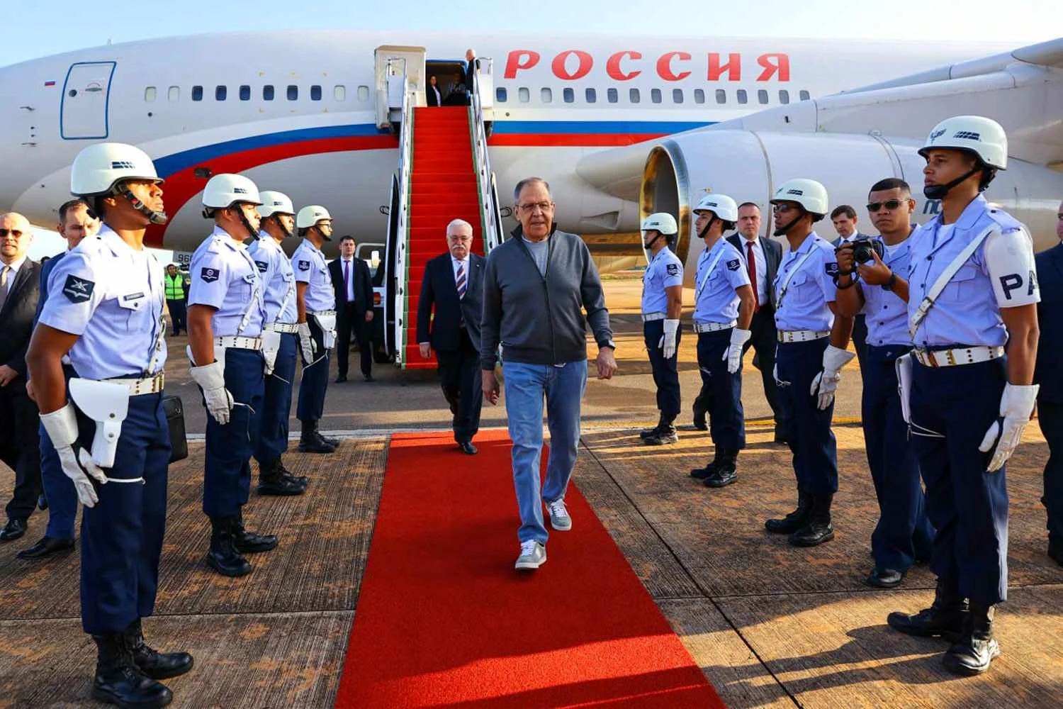 O chanceler Sergei Lavrov desembarca do Il-96 em Brasília (MFA Russia)