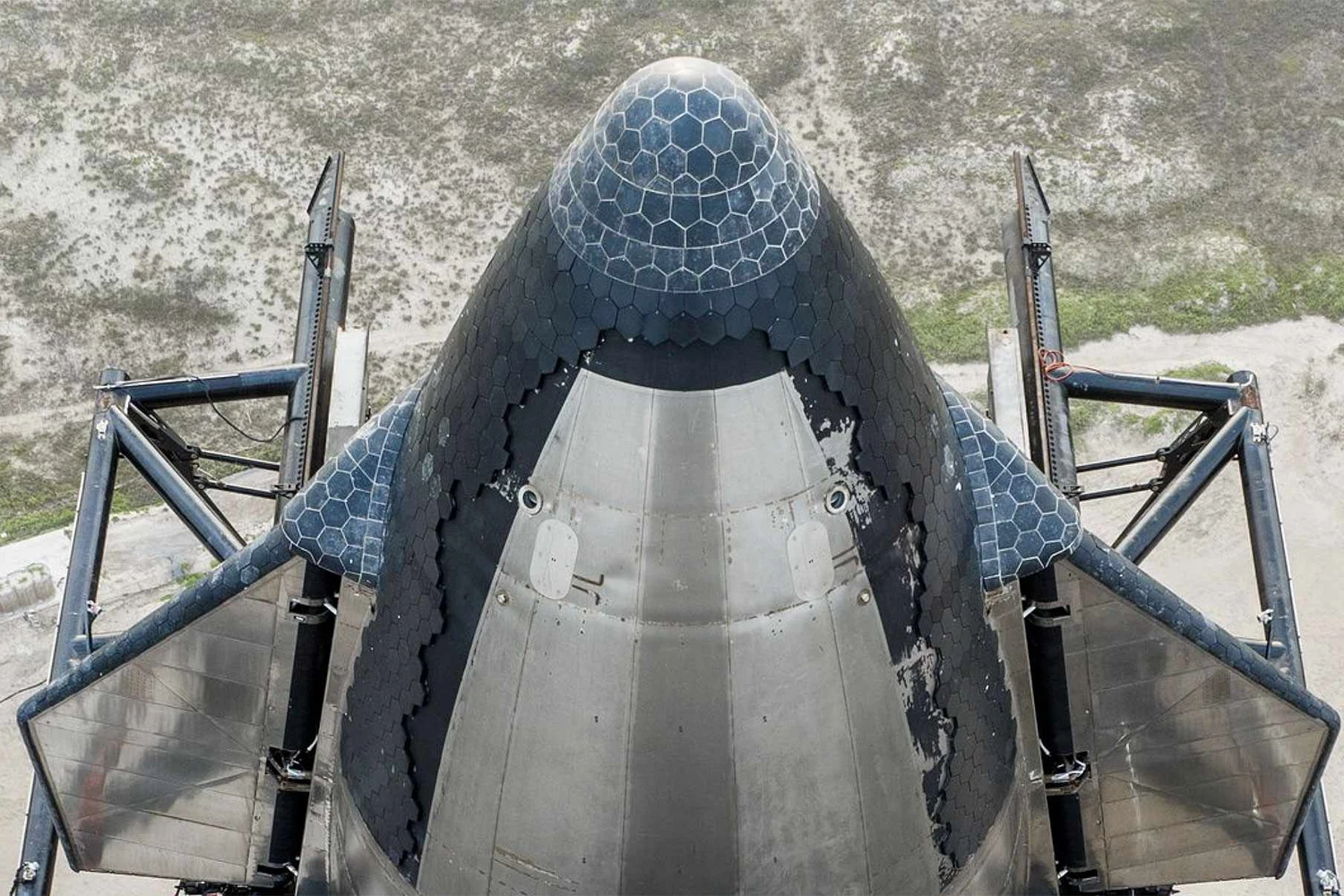 O nariz da Starship que voou na quinta-feira: amassados e pintura descascando dignos do visual da Millennium Falcon (SpaceX)