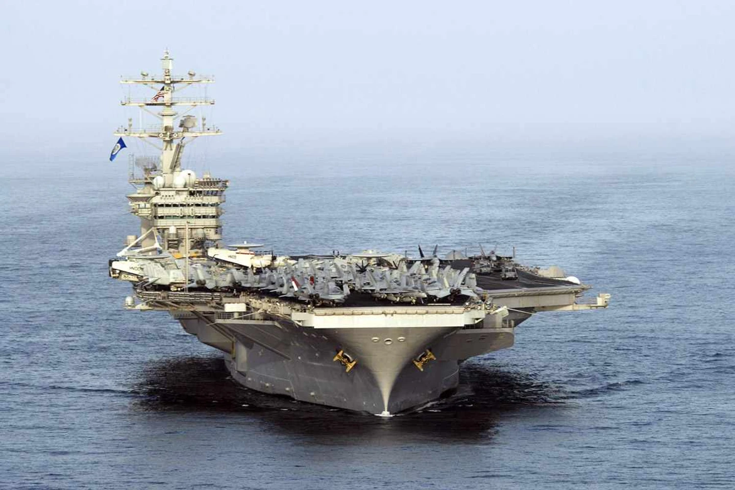 O Nimitz pode navegar com até 90 aeronaves embarcadas (US Navy)
