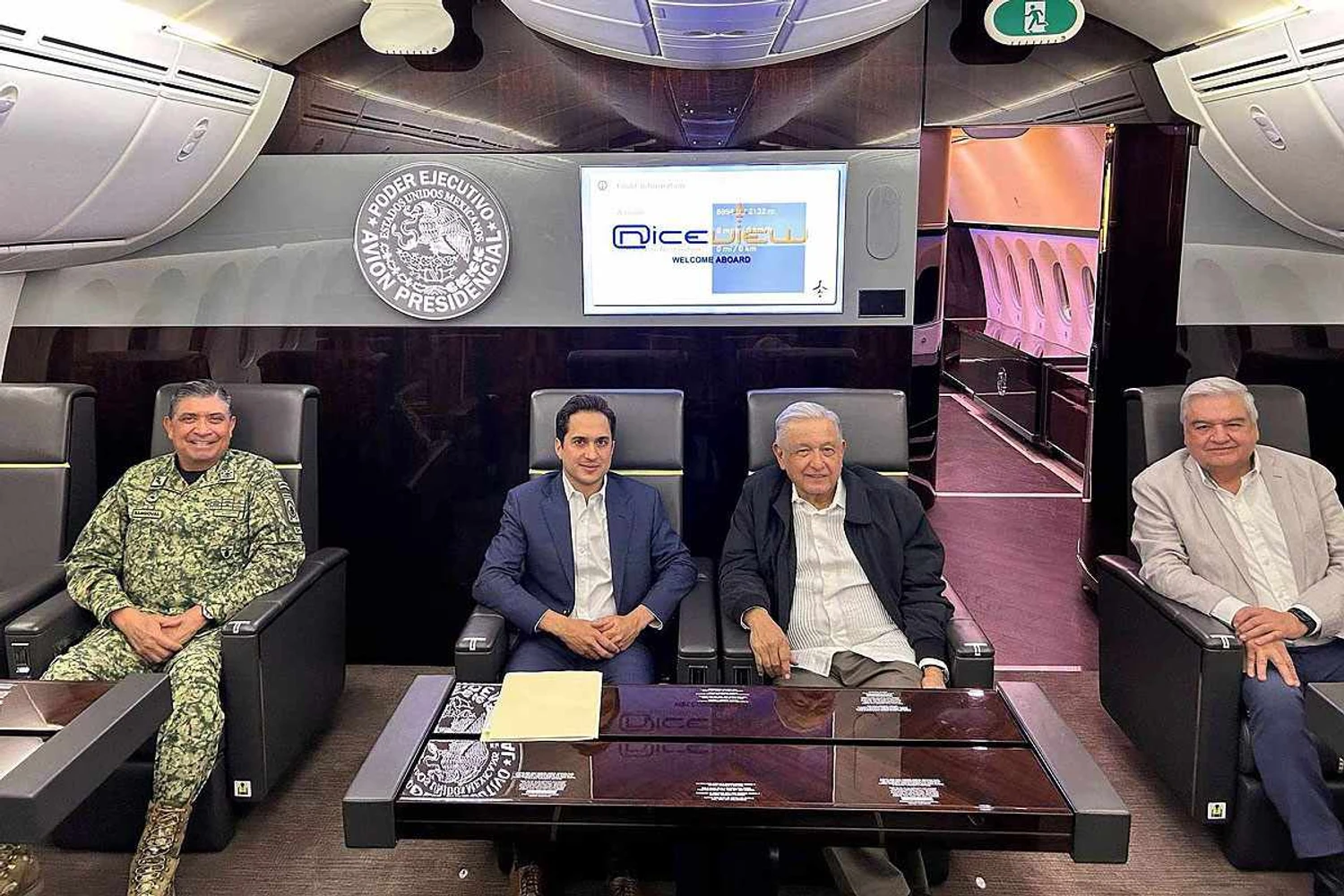 O presidente Andrés Obrador (segundo à direita): enfim o 787 foi vendido (GM)