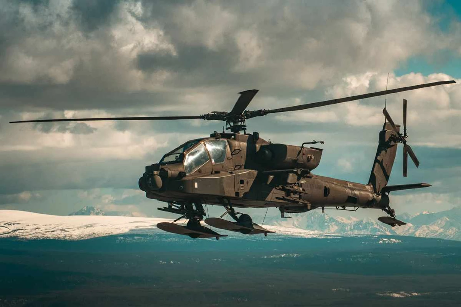 Colisão no ar entre dois Apaches no Alasca deixa três mortos