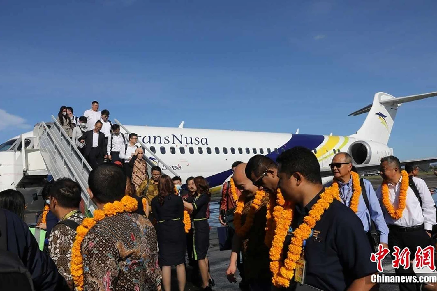 Passageiros desembarcam do ARJ21 na Indonésia (China News)