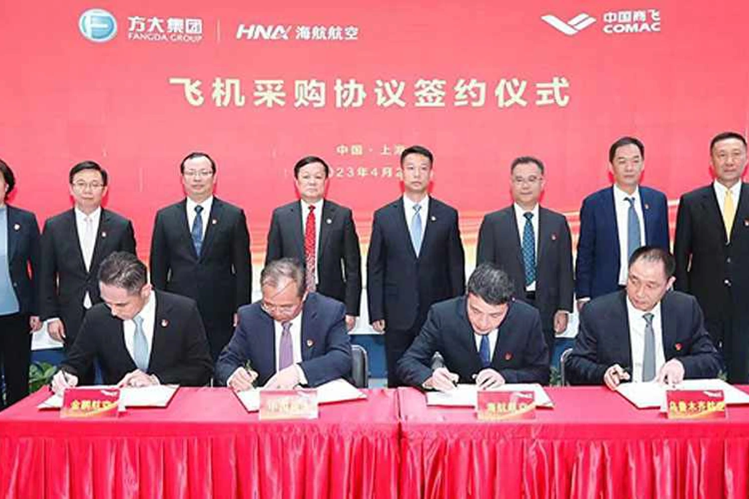 Representantes da COMAC e da HNA (COMAC)
