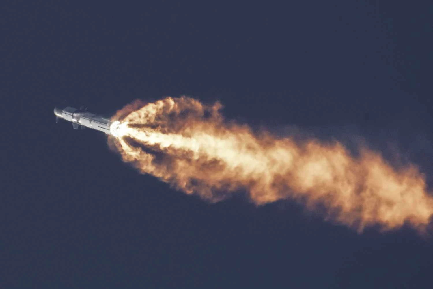 Starship and Super Heavy rocket during the launch (SpaceX)