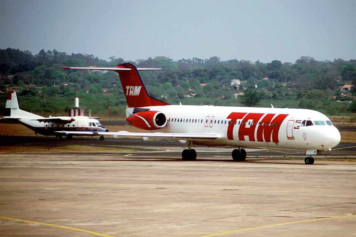 1024px-321an_-_TAM_Fokker_100,_PT-MRT@ASU,24.9.2004_-_Flickr_-_Aero_Icarus