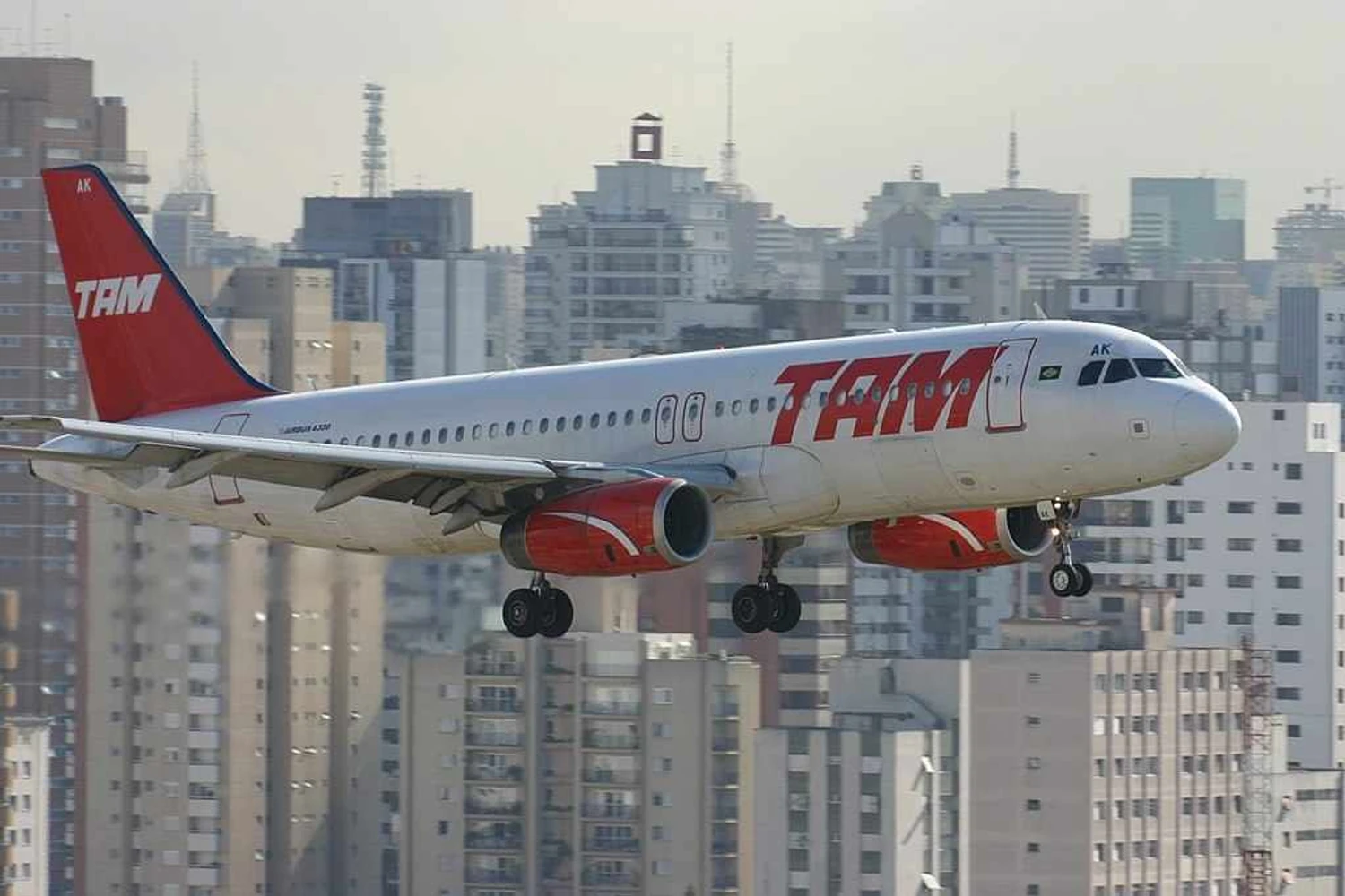 1024px-PR-MAK_Airbus_A320_TAM_(7376272816)