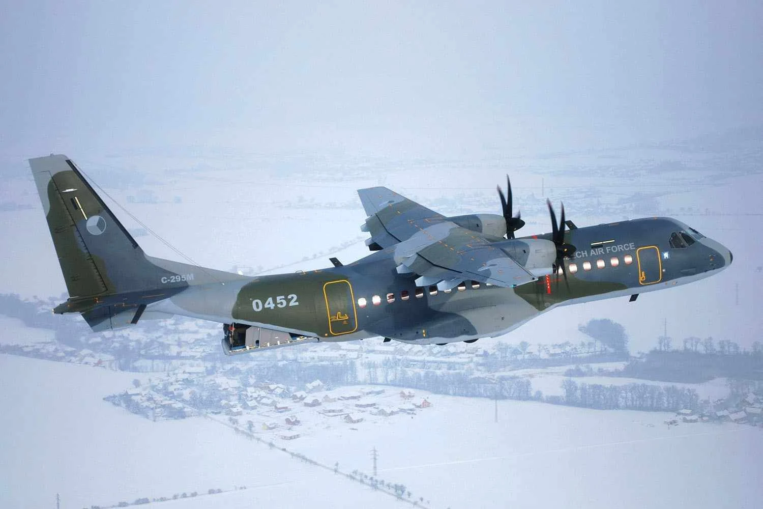 A Força Aérea da República Tcheca tem seis C-295, que são menores que o avião da Embraer