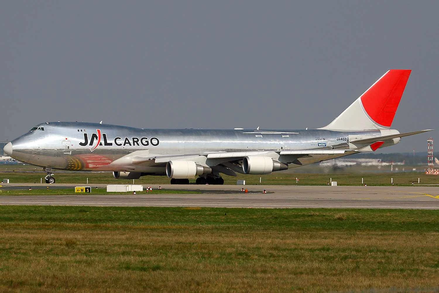 A operação cargueira da JAL Cargo era composta principalmente por Boeing 747 dos modelos -200F e -400F (acima) - Foto: JA402F