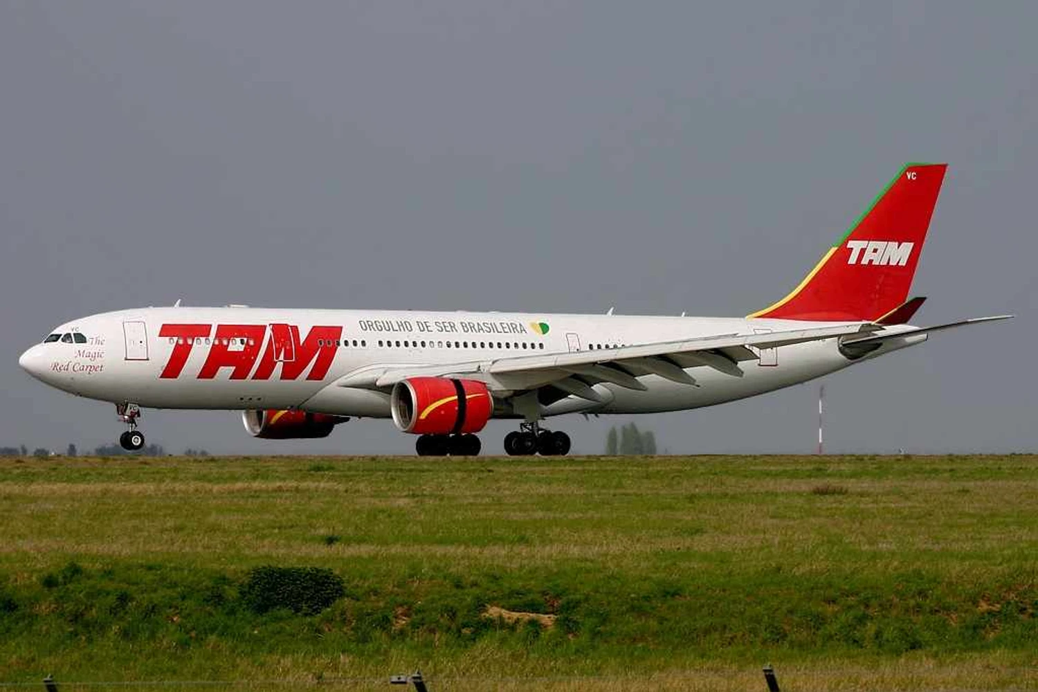 Airbus_A330-223,_TAM_Linhas_Aereas_JP6587800